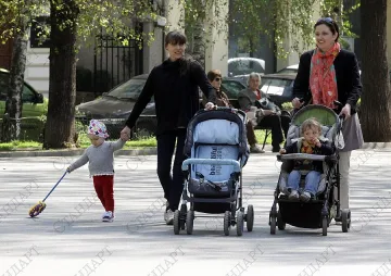  Тристранката обсъжда дали да има още 6 месеца платено майчинство