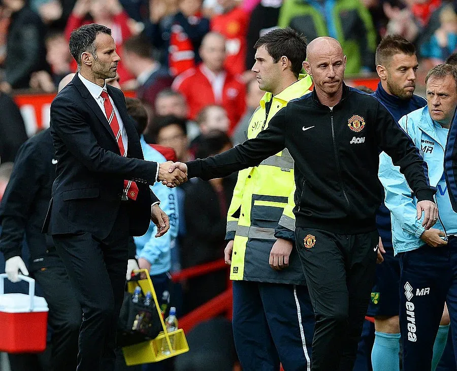 Юнайтед продължава търсенето, въпреки преговорите с Ван Гаал