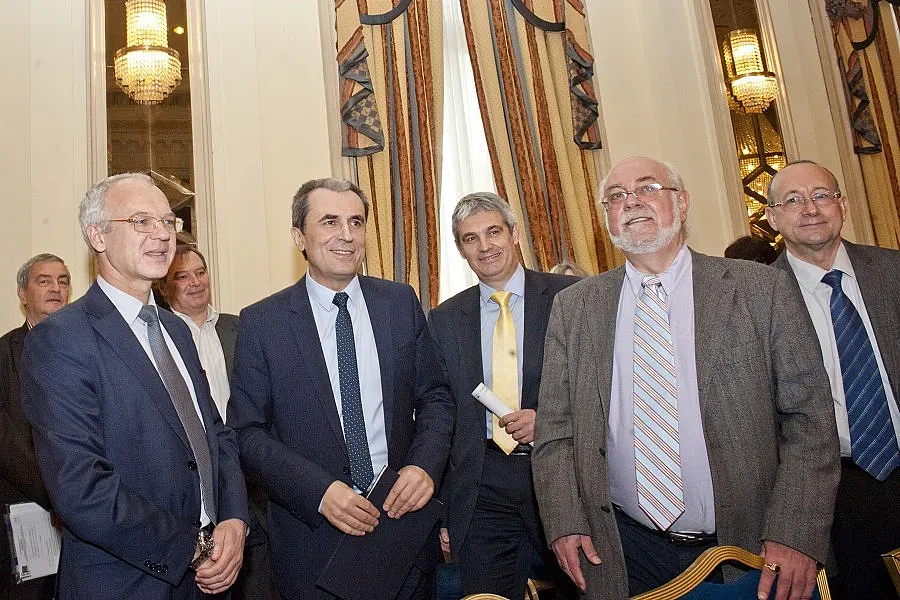 Орешарски към бизнеса: Вдигайте заплатите