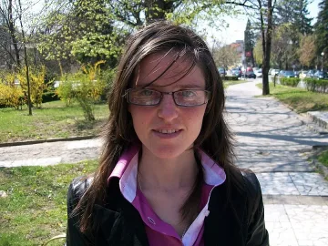 Любомира почва работа в цигарена фабрика