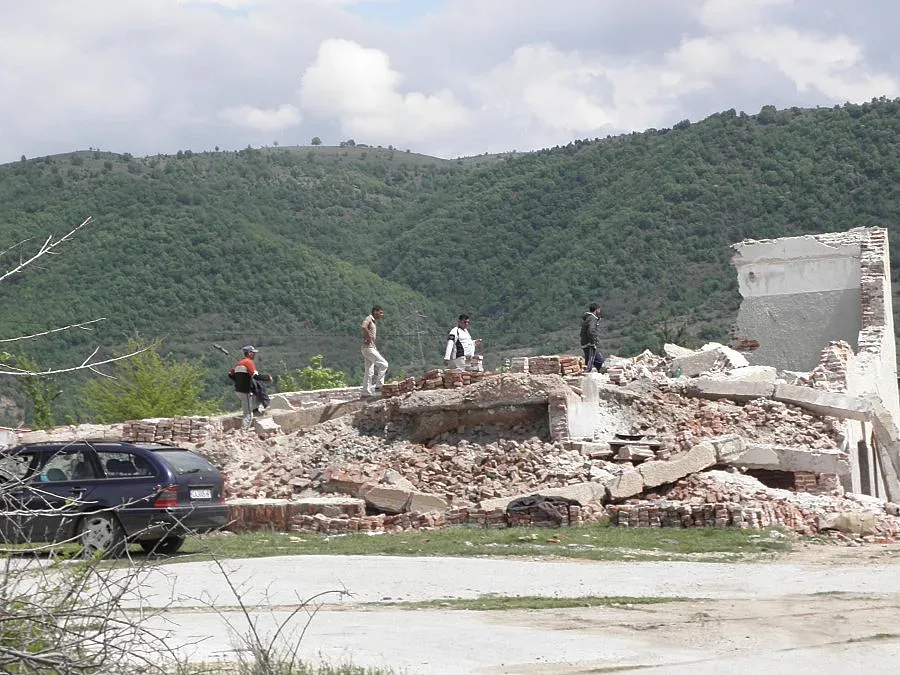 Стена рухна върху крадец в бивше поделение