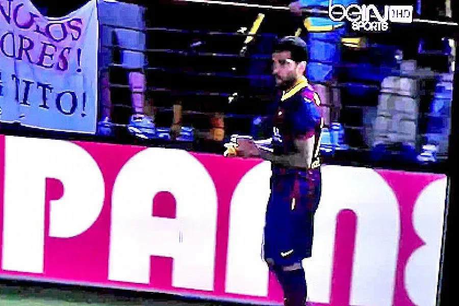 Футболист на „Барса” изяде банан хвърлен по него