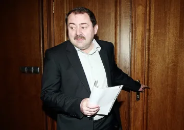 Повдигат обвинение на Пенгезов