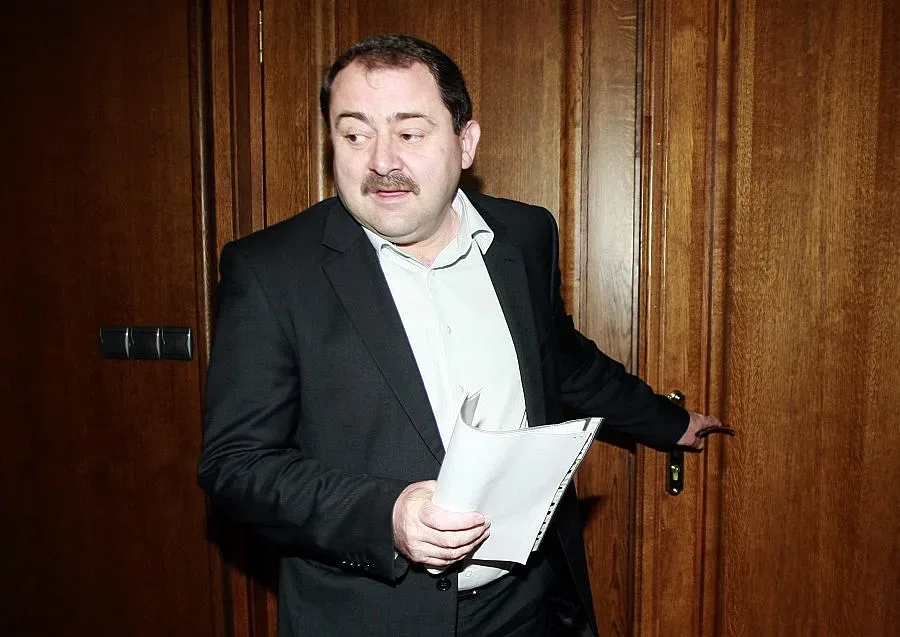 Повдигат обвинение на Пенгезов