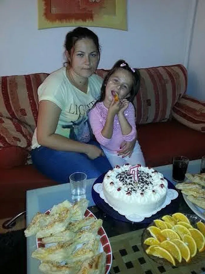 Ученик съсякъл с брадва Джейлян и малката Джейда