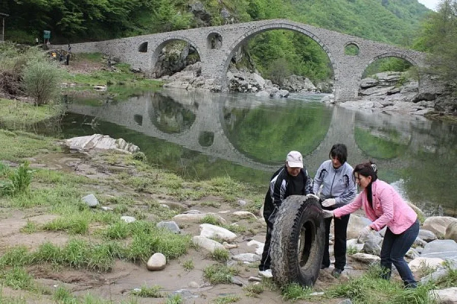 Екоакция край Дяволския мост