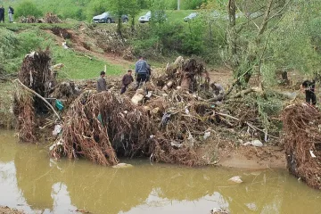 Продължава акцията по издирването на изчезналото семейство