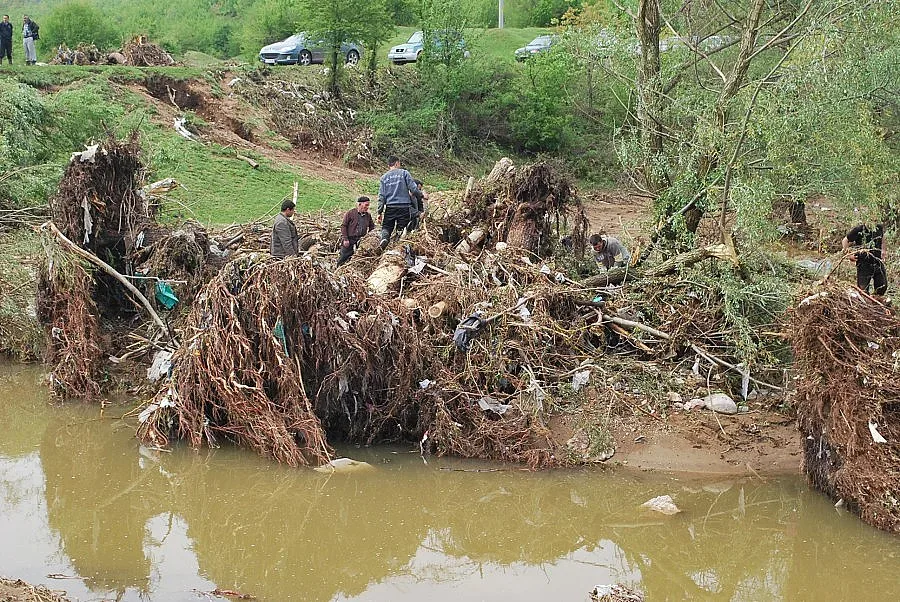 Не пускат водолази да търсят удавеното семейство
