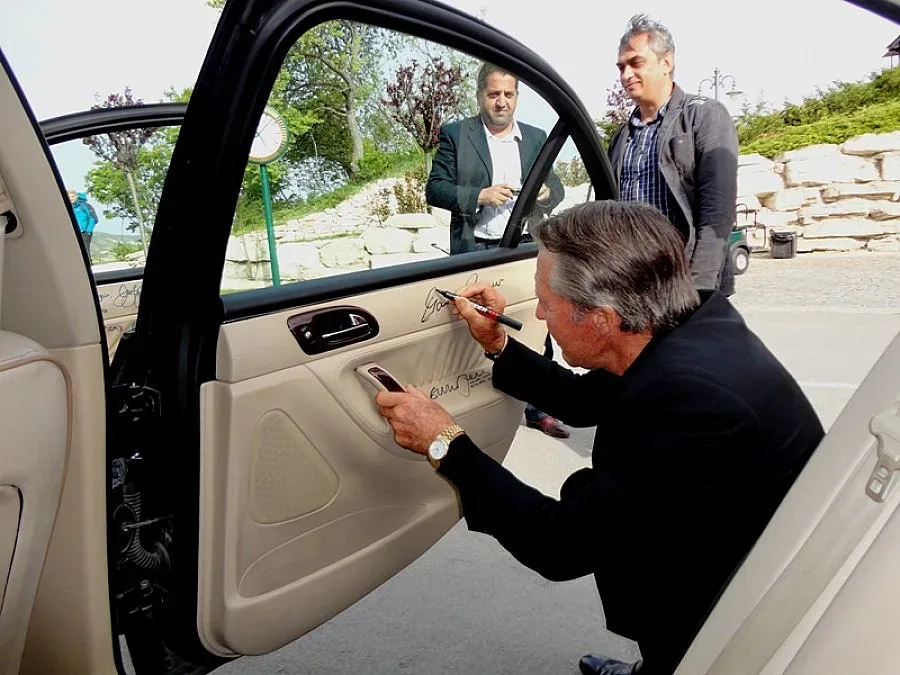 Черният рицар на голфа се разписа в колата на Кметъла