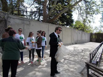 Поп певецът Дамян Попов чисти в родния Добрич