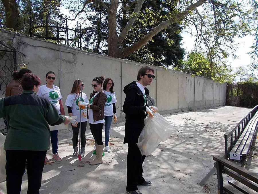 Поп певецът Дамян Попов чисти в родния Добрич