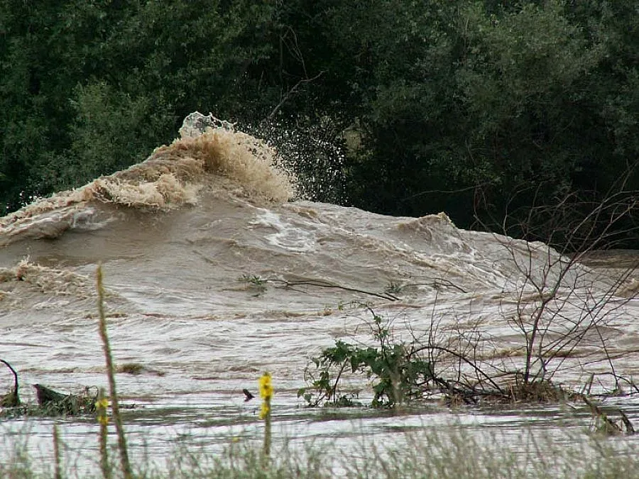 Товарен автомобил падна в р. Стряма