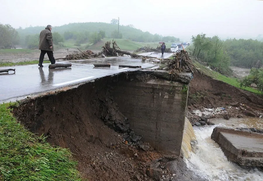 Продължава издирването на изчезналото при наводненията семейство