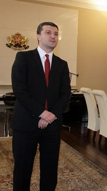 Стойнев: Чуждите компании да спазват законодателството ни