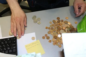 Експолицай плати данък с 20 000 монети