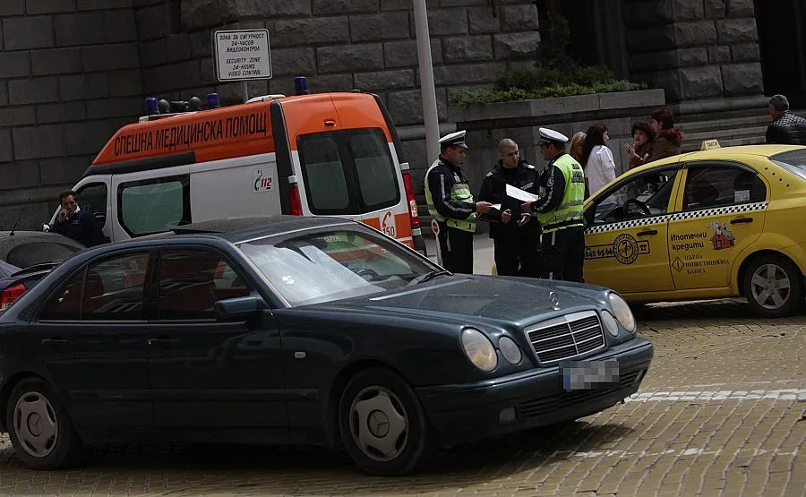 Мъж почина в колата си пред Министерски съвет