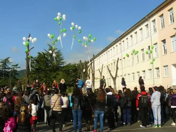 Ученици садиха цветя и се състезаваха за Деня на Земята
