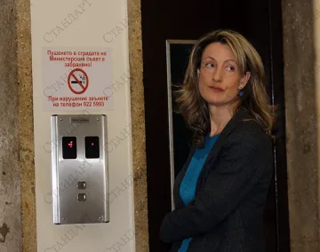 Златанова: ЕК не опъва чадър над никого