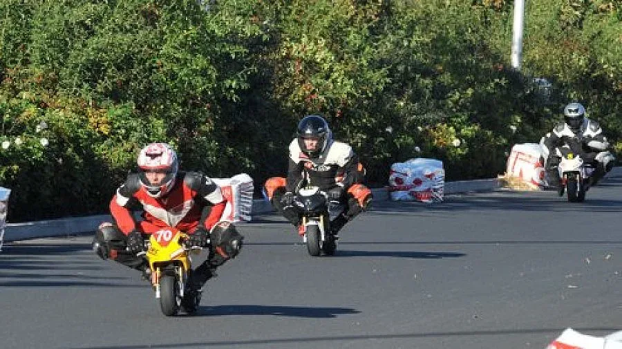 Кмет на почернено село трепери за хлапета със скутери