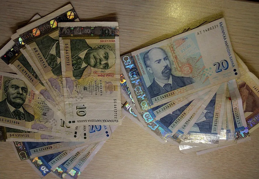 Падат три такси по кредитите