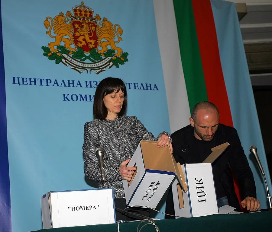 Теглят номерата на партиите за вота