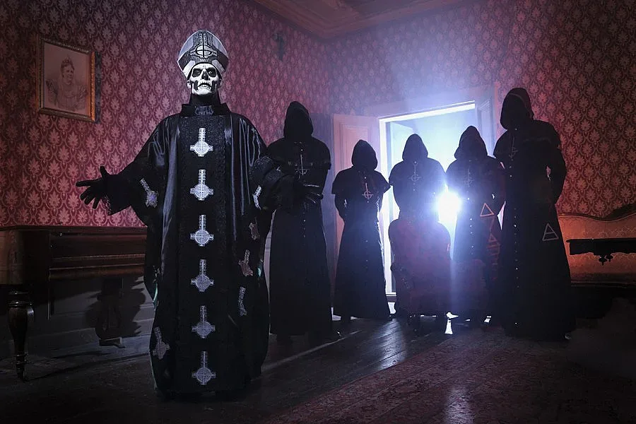 Метъл бандата Ghost ще подгрява Iron Maiden