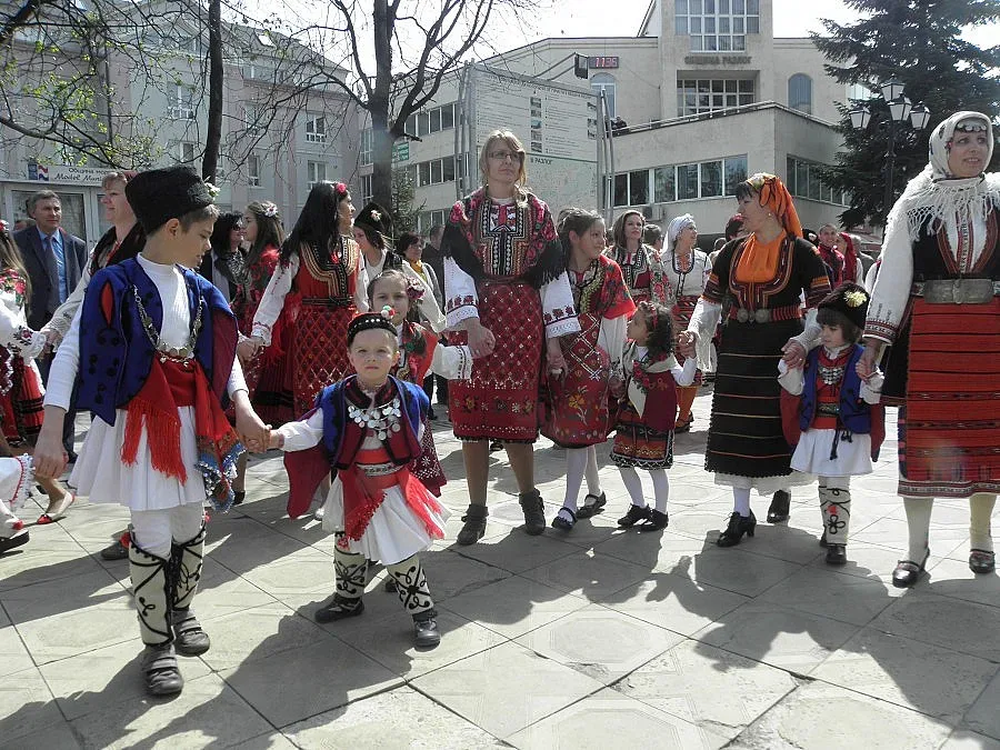 Над 1000 облякоха носии на уникален фестивал в Разлог