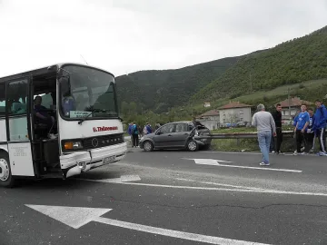 Автобус с фенове на "Левски" катастрофира край Железница