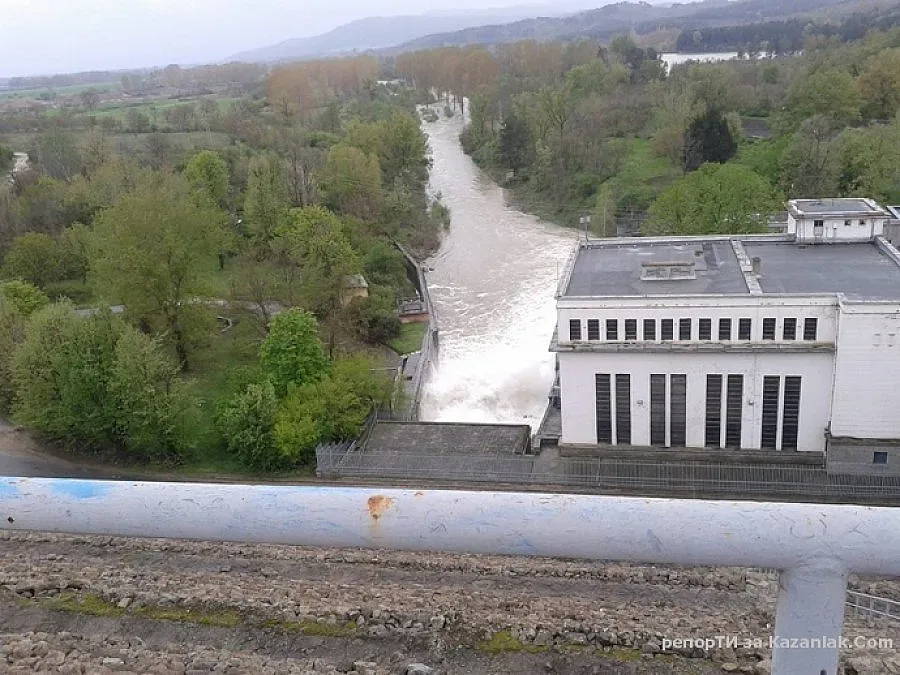 Язовир „Копринка" преля, изпускат го под контрол