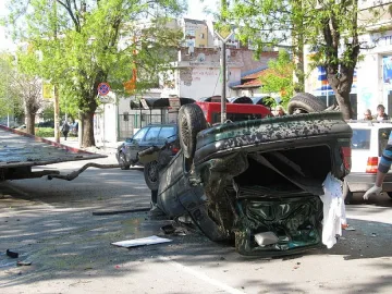 Мъж катастрофира с крадена кола в Русе