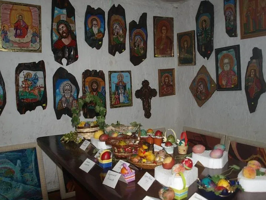 Художник подреди икони, картини и яйца навръх Великден