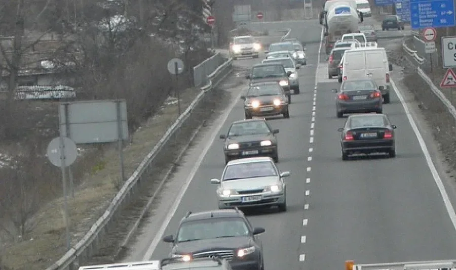 Засилен трафик по пътищата се очаква днес 