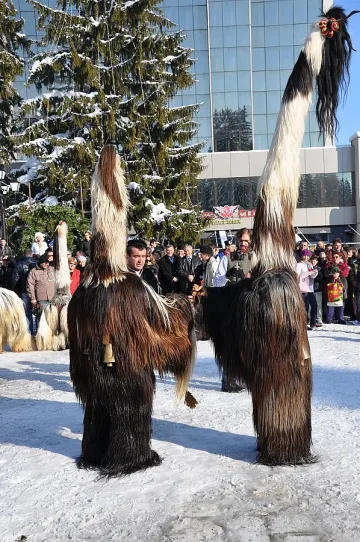 Чужденци с кукерски премени на Великден 
