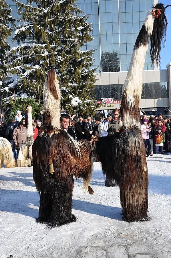 Чужденци с кукерски премени на Великден