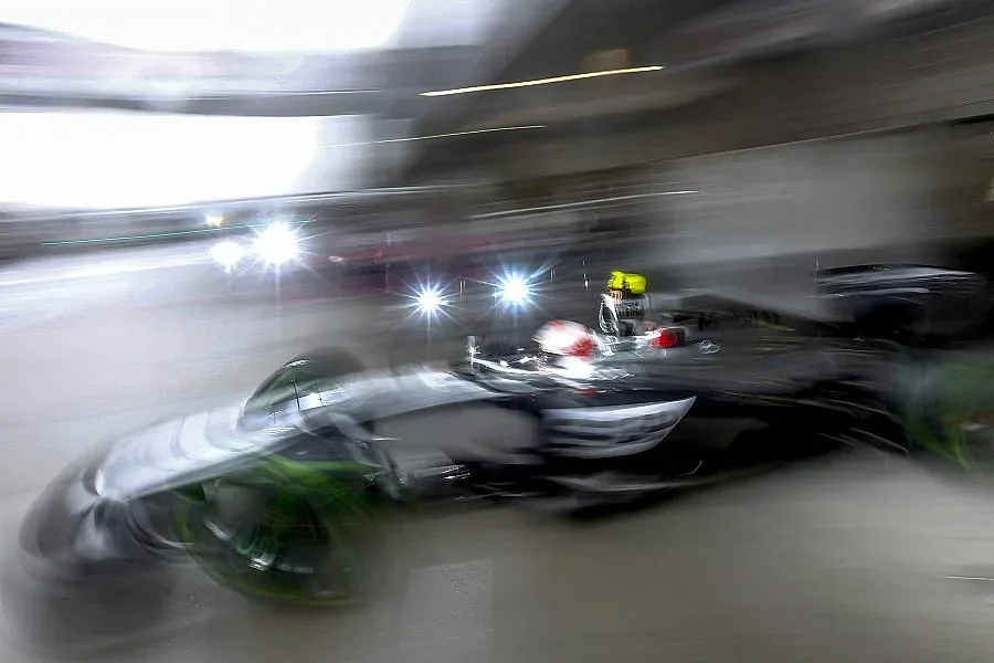 Мерцедес продължава да доминира във Формула 1