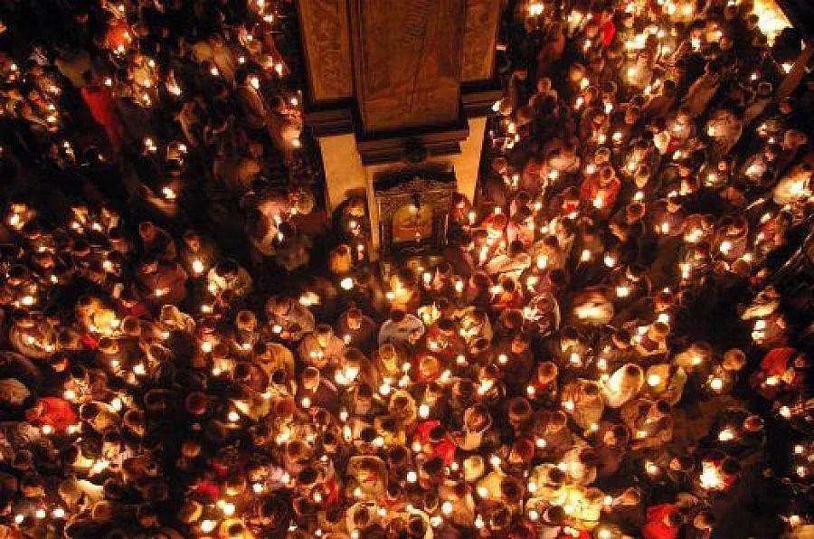 Благодатният огън кацна на българска земя