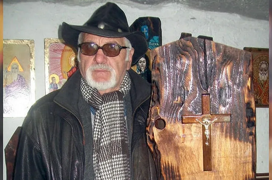 Художник реди икони и картини на Великден