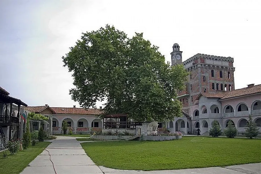 Българи и чужденци посрещат Възкресение в Хаджидимовския манастир