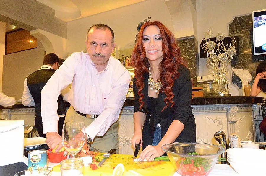 Теди Кацарова пя и готви на връх Велики четвъртък