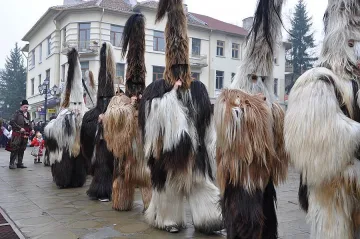 Над 3000 гости атакуват Елешница на Великден заради кукери