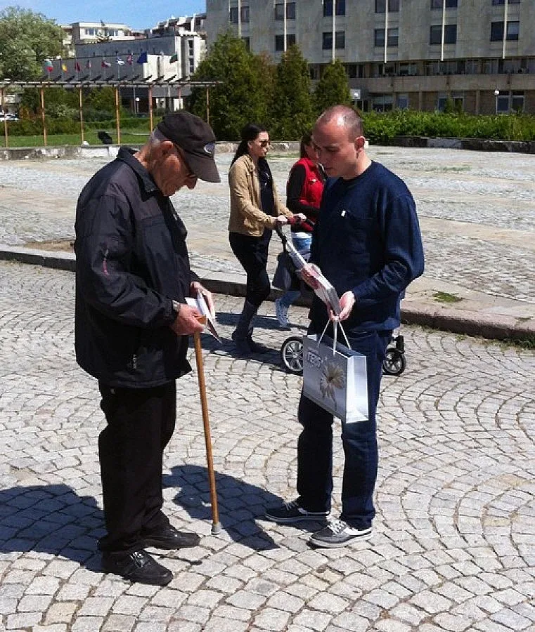 Активисти раздават препоръки за предпазване от телефонни измамници