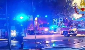 Бесни пламъци в италиански курорт вкараха 40 в болница