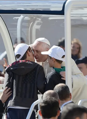 Папата повози деца в папамобила 