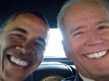 Обама и Байдън с приятелско селфи