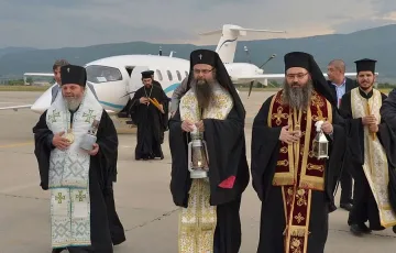 Митрополити и депутати носят Благодатния огън