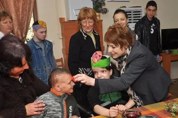 Ева Жечева боядисва яйца с изоставени деца
