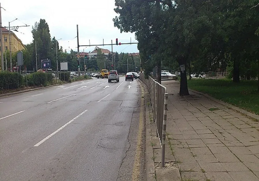 Бус се обърна на трамвайна линия в София