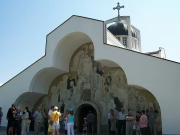 Хиляди на опашка за Благодатен огън в храма на Ванга