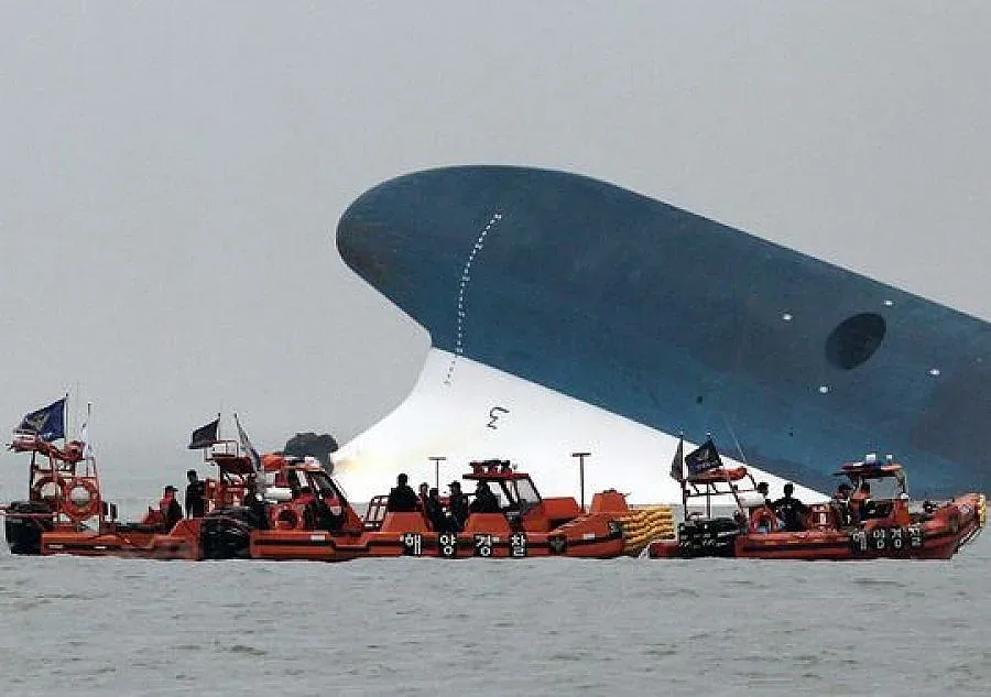 Южна Корея продължава да търси оцелели от ферибота