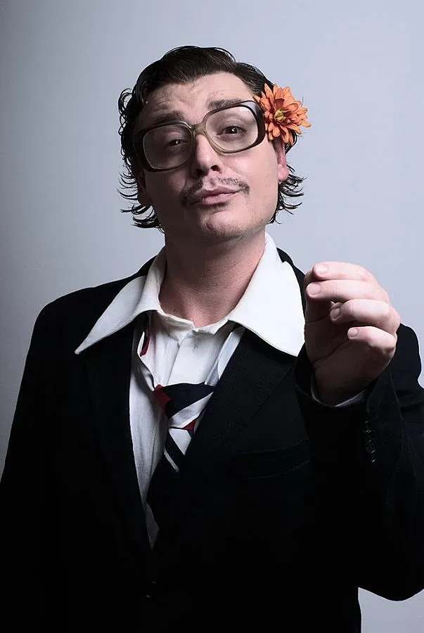 Камен сватоса влюбени навръх рождения си ден